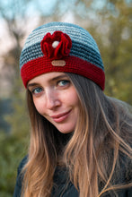 Load image into Gallery viewer, Crochet cap with flower
